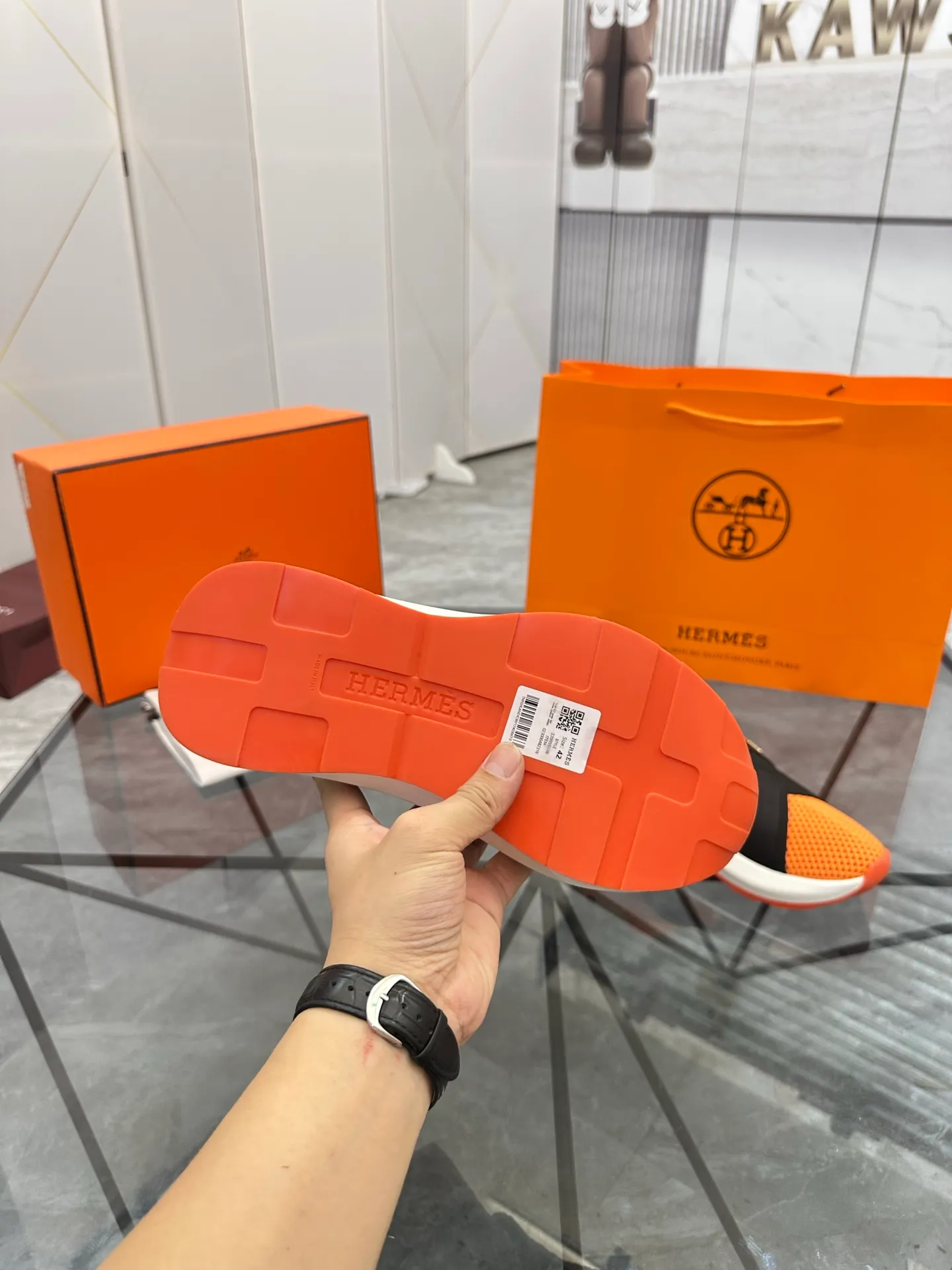Men's shoes: 💰P620¥ High-end top quality Product trademark: Hermes *"Hermès*" low-top casual shoes Regular size: 38-45 (can be customized to 46) Product materials: Upper imported from the counter original fly weave, breathable lining, cowhide foot pads, original outsole. No.: 001